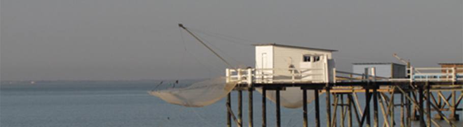 Fischernetze am Ufer des Ästuar in Charente Maritime