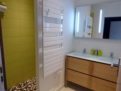 das Badezimmer in der Familien Suite