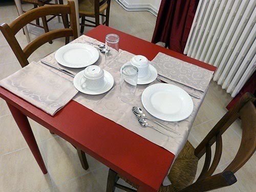Ein Tisch bereit für ihren Frühstück