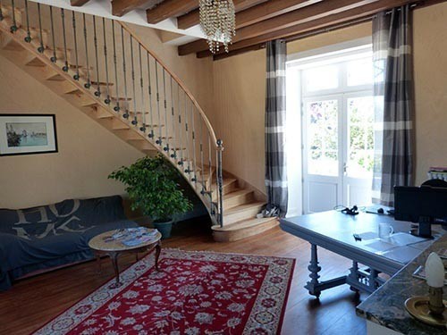 Die Halle und die Treppen nach die Zimmer oben