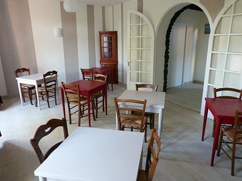 Das Frühstückraum kann auch einen Sitzungzimmer sein