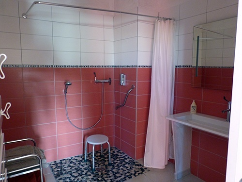 Personen mit eingeschränkter Mobilität angepasst Badzimmer im Vanille Erdbeere Zimmer